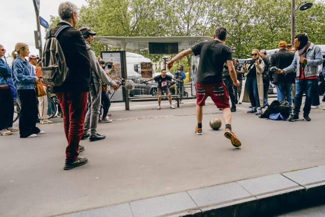 »Unsere eigenen Olympischen Spiele« veranstaltet die Initiative La Cloche an Pariser Orten mit ausgrenzenden Stadtmöbeln.