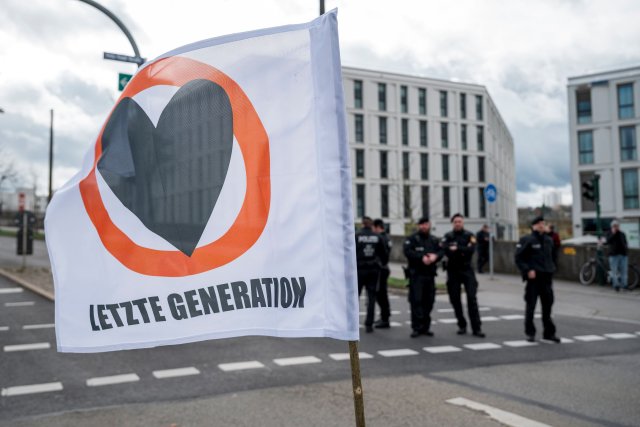 Die Fahne der Letzten Generation bei einem Protest gegen die Klimapolitik der Ampel-Regierung im März in Regensburg.