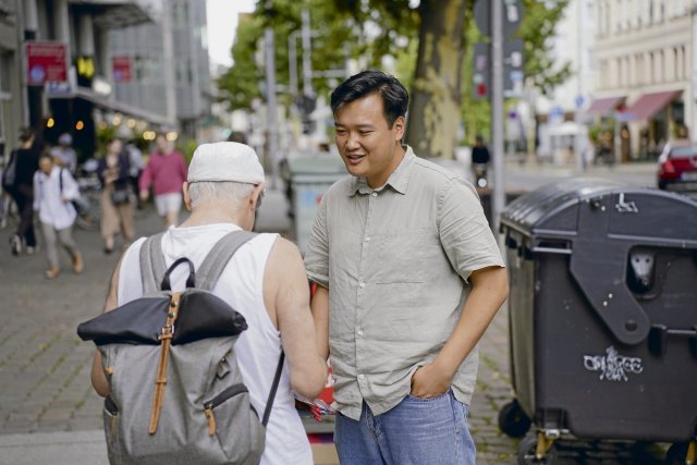 Gewerkschaftsaffin und bodenständig: Kandidat Nam Duy Nguyen beim Straßenwahlkampf in Leipzig