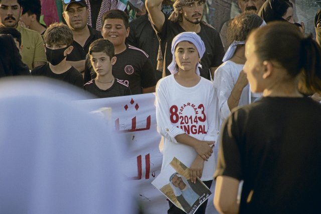 Kundgebung im Gedenken an die Opfer des Genozids am 3. August in der Stadt Şengal