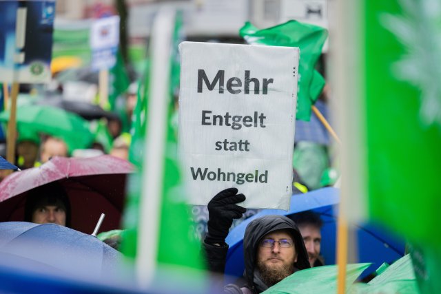 Teinnehmer einer Demonstration eines Gewerkschaftsbündnisses von Verdi, GEW, GdP und dbb.