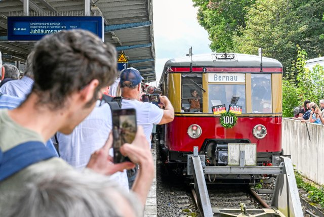 Der historische Sonderzug im Bahnhof Bernau