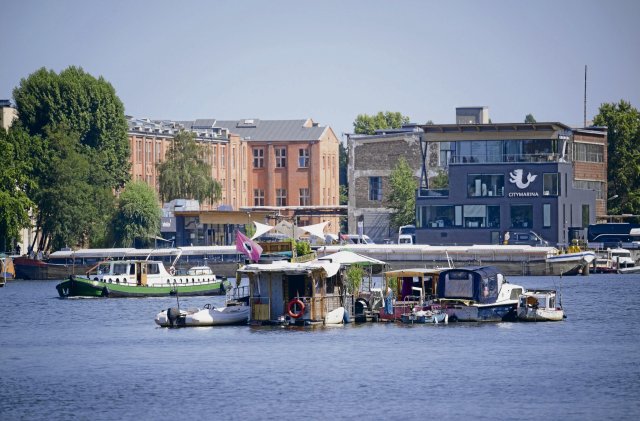 Hausboote am Rande der Rummelsburger Bucht: Während Schadstoffe entfernt und Ufer renaturiert werden, ist das alternative Leben in der Bucht gefährdet.