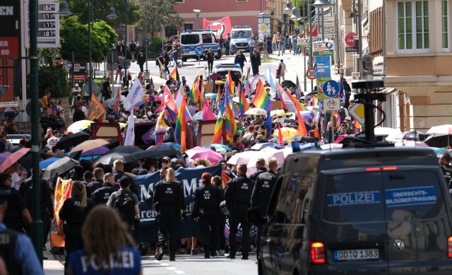 Teilnehmer des Christopher-Street-Day werden in Bautzen von Polizisten durch die Stadt begleitet.