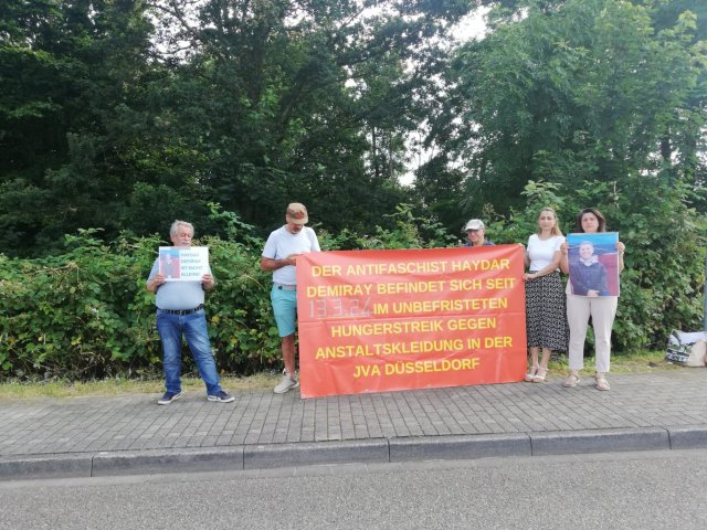 Eine Solidaritätsgruppe unterstützt die Forderungen von Haydar Demiray mit Kundgebungen vor der JVA Düsseldorf.