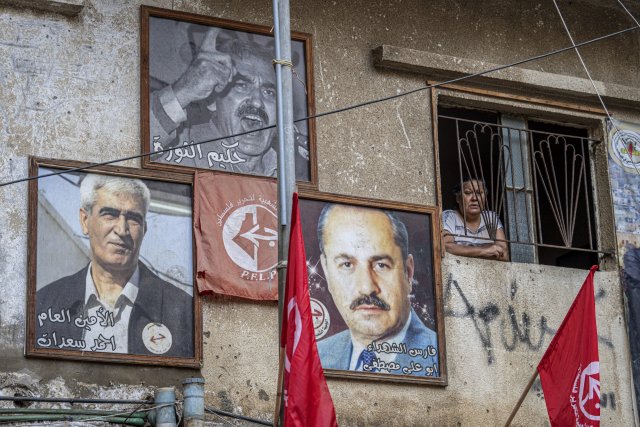 Gruppenbild mit Dame: Hauswand im palästinensischen Flüchtlingslager Schatila nahe Beirut, geschmückt mit Porträts ehemaliger Führer der Volksfront zur Befreiung Palästinas (PFLP)