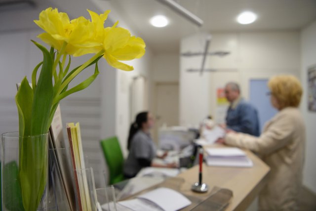 Blumen am Empfang einer Arztpraxis: Im schlechtesten Fall wird die Vase zum Wurfgeschoss.