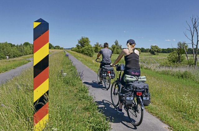 Der Weg ist das Ziel – Kilometer um Kilometer auf dem Oderdeich mit herrlichem Ausblick auf die Landschaft.