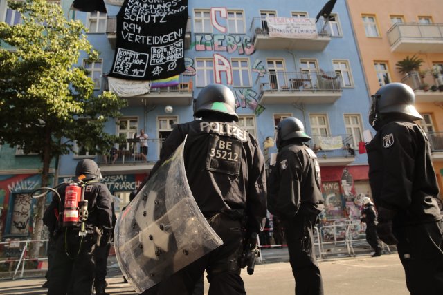 Vier von eintausend: Berliner Polizist*innen setzen 2021 eine Brandschutzbegehung durch