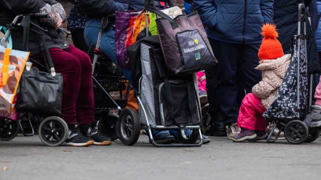 Unter Generalverdacht, auf Kosten der Gemeinschaft zu leben: Arme Menschen, die bei der Lebensmittelausgabe der Tafel anstehen müssen, um etwas zu essen zu bekommen.