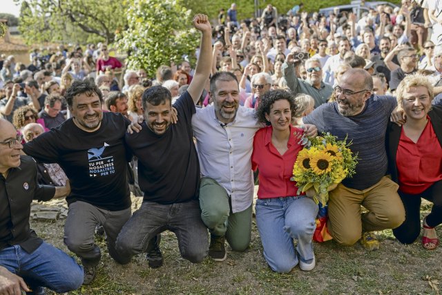 Die katalanischen Separatisten werden nach ihrer Rückkehr aus der Schweiz in Cantallops empfangen. Zu dieser Gruppe gehören auch Jesus Rodríguez (zweiter von links), Oleguer Serra (Mitte) und Marta Rovira (Dritte von rechts).