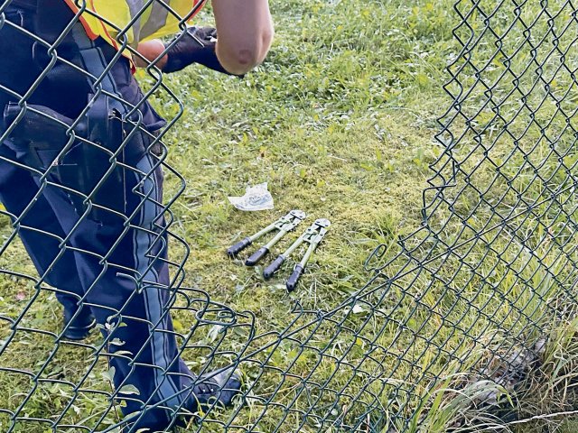 Mehr braucht es nicht, um einen Flughafen lahmzulegen: Zwei Aktivisten und zwei Bolzenschneider aus dem Baumarkt.