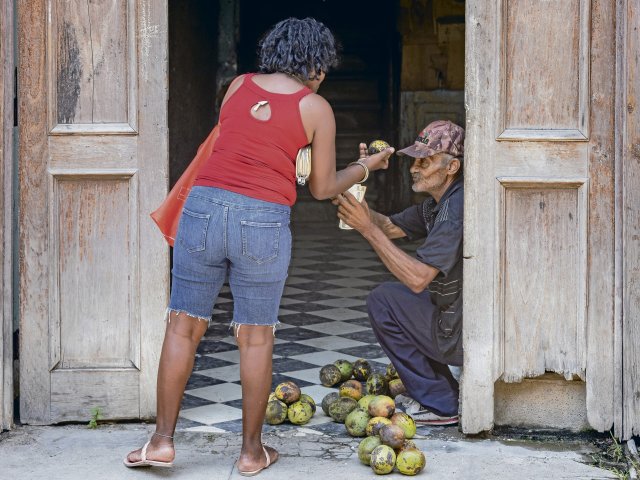 Haustürgeschäft in Alt-Havanna. Viele Alte haben es in der Krise besonders schwer.