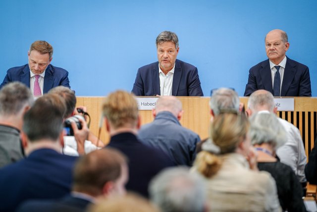 Wochenlang haben die drei Ampel-Männer um eine Haushaltseinigung für 2025 gerungen: Bundeskanzler Olaf Scholz, Wirtschaftsminister Robert Habeck und Finanzminister Christian Lindner.