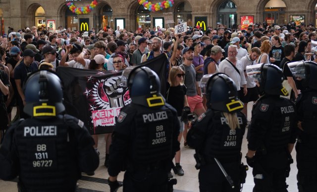 Linke Aktivisten protestieren gegen eine Neonaziversammlung in Leipzig. Mehrere Hundert Rechtsextreme waren angereist um den geplanten Christopher-Street-Day (CSD) zu stören.