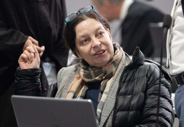 Die Angeklagte Birgit Malsack-Winkemann auf der Anklagebank im Gerichtsgebäude der Außenstelle Sossenheim des Oberlandesgerichts Frankfurt.