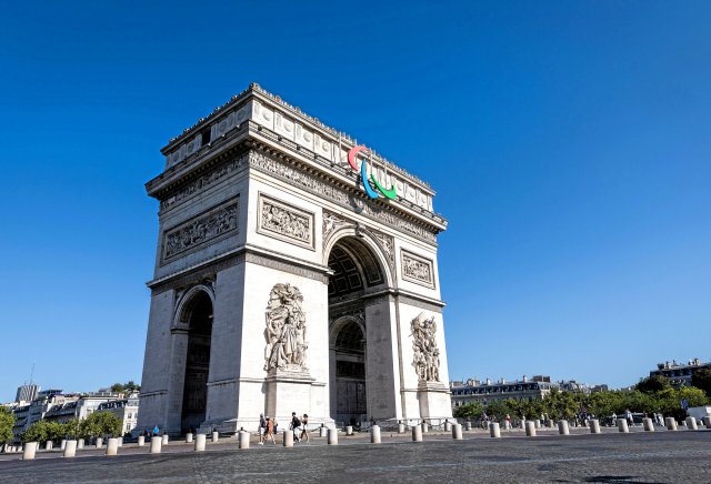 Das Paralympics-Symbol am Arc de Triomphe: Paris ist für Rollstuhlfahrende an vielen Stellen wie ein Hindernisparcours.