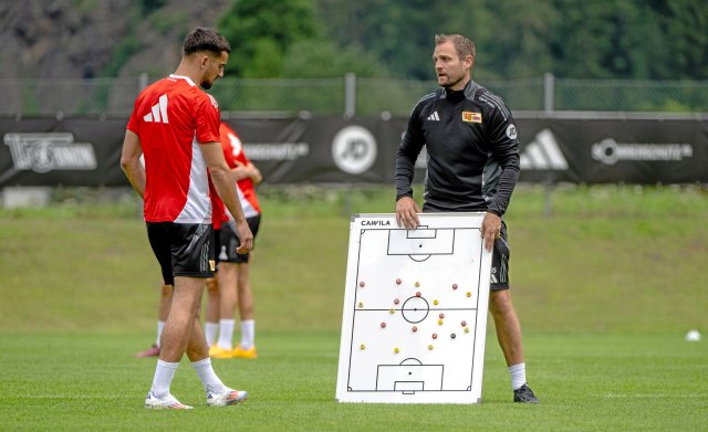 »Mal schauen«, antwortet Unions neuer Trainer Bo Svensson (r.) auf die Frage, ob das Team seine Ideen schon auf den Platz bringen könne.