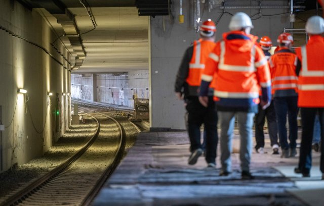 Die Gleise der S15 liegen schon: Besichtigung der Strecken-Baustelle am Hauptbahnhof im April