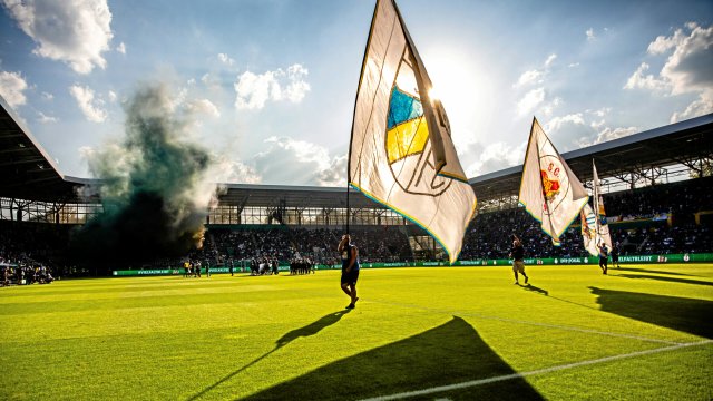 Feierstimmung in Jena: Nach einem starken Pokalabend gegen Meister Leverkusen soll es nun Richtung Aufstieg gehen.