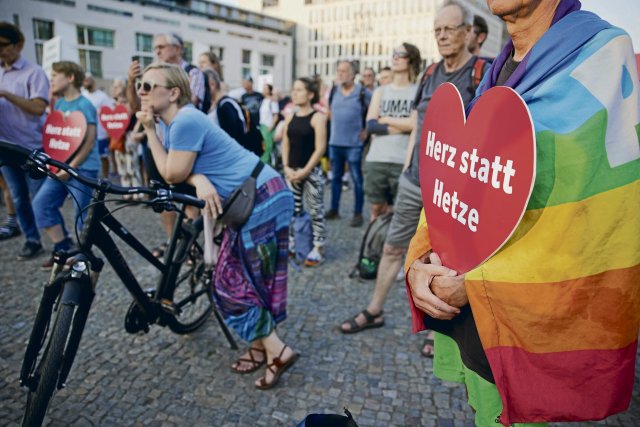 Mögen weder Islamismus noch Rassismus: Demonstrant*innen vor dem Brandenburger Tor