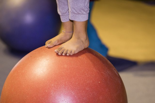 Die Balance finden: Ein Kind nimmt am jugendtherapeutischen Alegria-Programm teil.