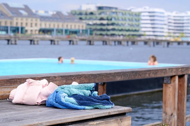 Die Mitarbeiter des Berliner Badeschiffs legen viel Wert auf das »herrlich saubere Wasser« in ihrem schwimmenden Pool.