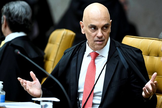 Der Richter Alexandre De Moraes vom Obersten Gerichtshof in Brasilien liegt im Clinch mit Elon Musk. Am 31. August wurde der Onlinedienst X wegen seiner Rolle bei der Verbreitung von Falschinformationen bis auf Weiteres verboten.