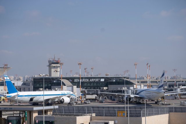 Flugzeuge der israelischen Fluggesellschaft El Al stehen geparkt auf dem Flughafen Ben Gurion in Tel Aviv. Nach dem Fund der Leichen von sechs Geiseln im Gazastreifen hat in Israel ein großer Proteststreik begonnen.