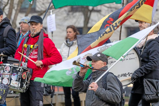 Setzen auf Tumult und Aggressivität: Anhänger der Freien Sachsen, deren Wahlantritt die AfD im Freistaat den Wahlsieg kostete