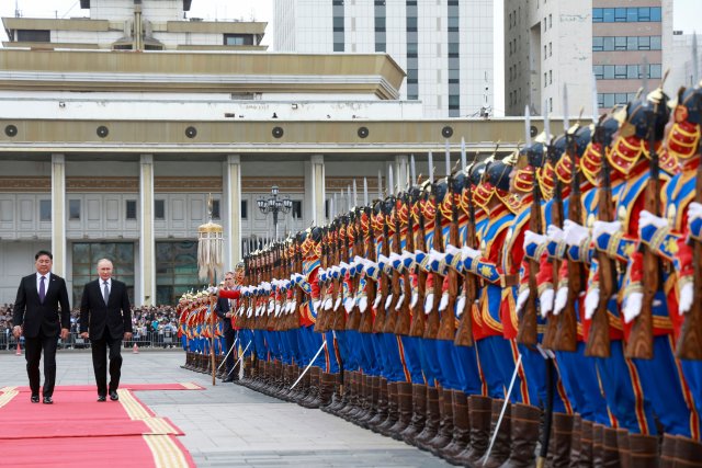 Russlands Präsident Wladimir Putin und sein mongolischer Amtskollege Uchnaagiin Chürelsüch (l.) bei der Begrüßungszeremonie auf dem Sukhbaatar-Platz in Ulan Bator.