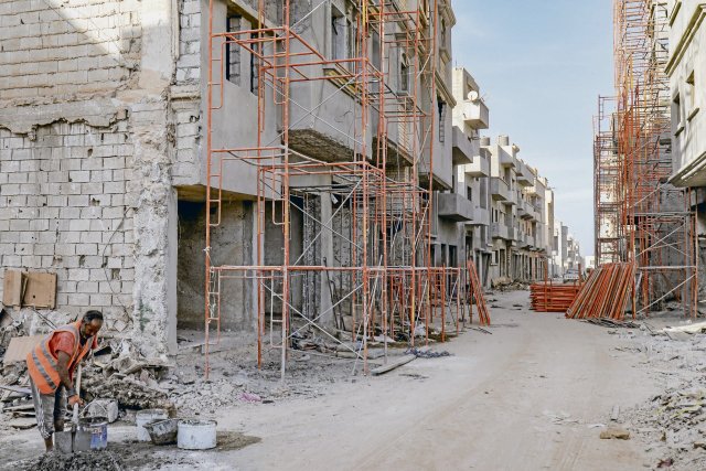 Arbeiten zum Wiederaufbau der libyschen Küstenstadt Darna, die vor einem Jahr nach starkem Regen von einer Flutwelle verwüstet wurde.