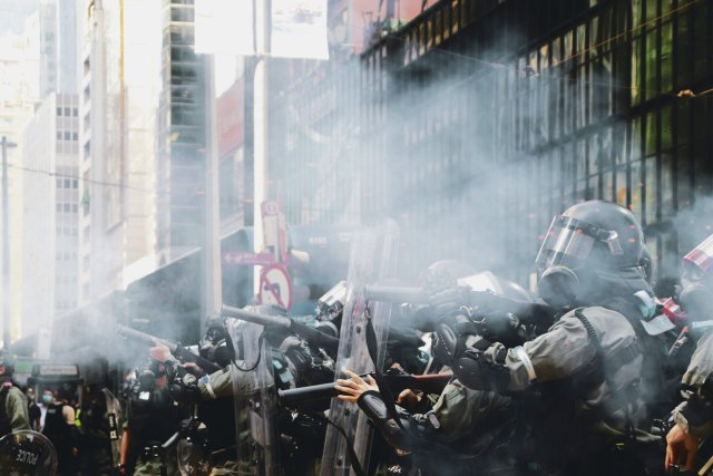 Bei der Neujahrsdemonstration am 1. Januar 2020 vom Victoria-Park durch den Bezirk Wan Chai setzte die Polizei Pfefferspray, Tränengas und Gummigeschosse ein.