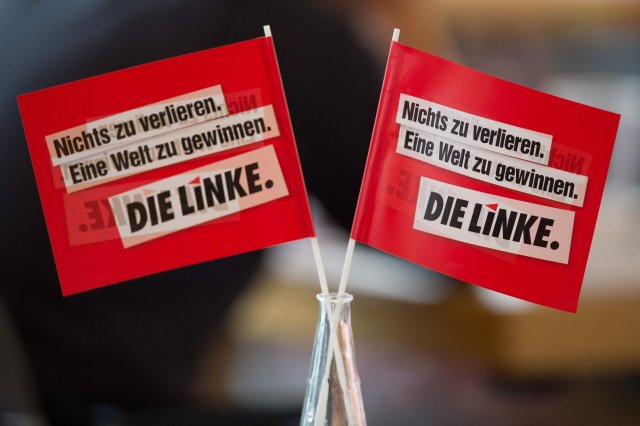 25.08.2018, Sachsen, Hoyerswerda: Wimpel der Partei Die Linke mit...