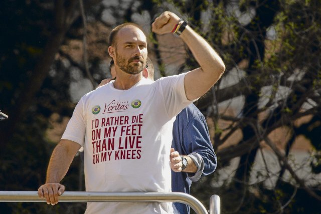 Eduardo Bolsonaro, der – nach Selbstauskunft auf seinem T-Shirt – lieber aufrecht stehend sterben will, als auf Knien zu leben