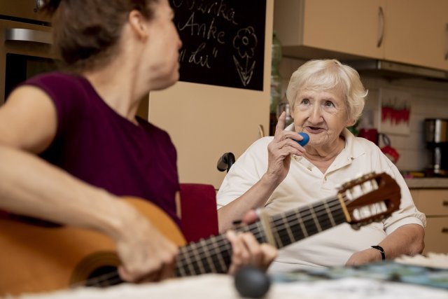 Soziale Teilhabe wirkt: Musiktherapie in einer vom Unionhilfswerk betreuten Demenz-Wohngemeinschaft in Berlin-Neukölln.