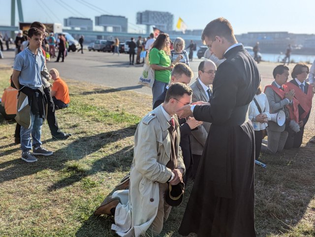 Teilnehmer*innen des »Marsch für das Leben« ließen sich am Ende der Demo segnen.