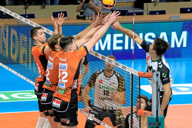 Die Volleys-Neuzugänge Moritz Reichert (l.), Matthew Knigge (2.v.l.) und Jake Hanes (M.) zeigten am Samstag beim Bundesligastart alle eine starke Leistung.