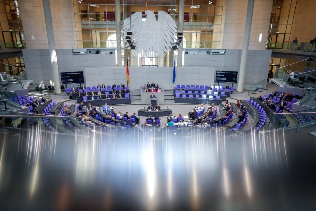 Hubertus Heil (SPD), Bundesminister für Arbeit und Soziales, während der Sitzung des Bundestags zur ersten Lesung zum Rentenpaket II.