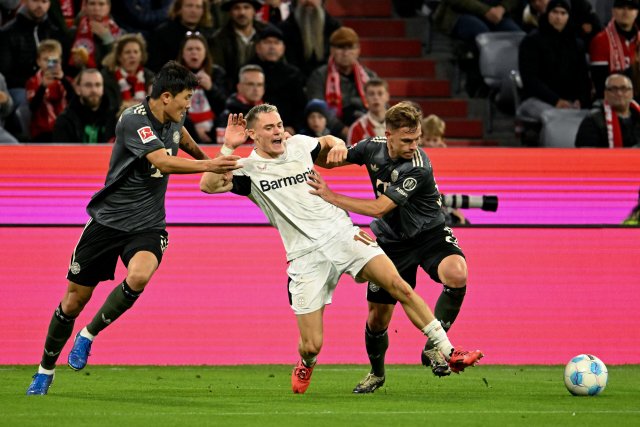 So leicht wie letzte Saison wird’s diesmal nicht: Leverkusens Florian Wirtz (M.) gestört von Münchens Min-Jae Kim (l.) und Joshua Kimmich.