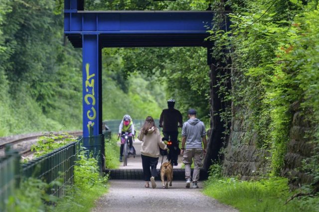 Grünes Witten: Fahrradfahrer und Fußgänger auf dem Ruhrtalradweg