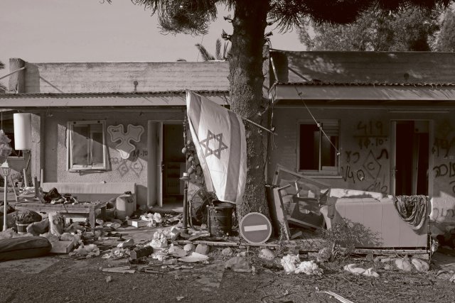 Israelische Flagge zwischen zerstörten Häusern im Kibbuz Kfar Azza, Südisrael