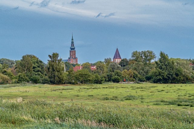 Auf einer Wanderung rund um die Hansestadt kann man die fast unveränderte Szenerie von Caspar David Friedrichs Gemälde »Wiesen bei Greifswald« entdecken.