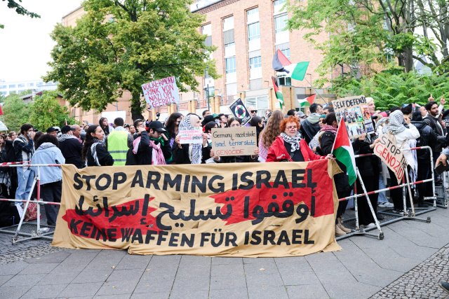 »Stop arming Israel – keine Waffen für Israel« steht auf einem Banner während eines propalästinensischen Protestes gegen einen Vortrag des Grünen-Politikers Beck an der Technischen Universität in Berlin.