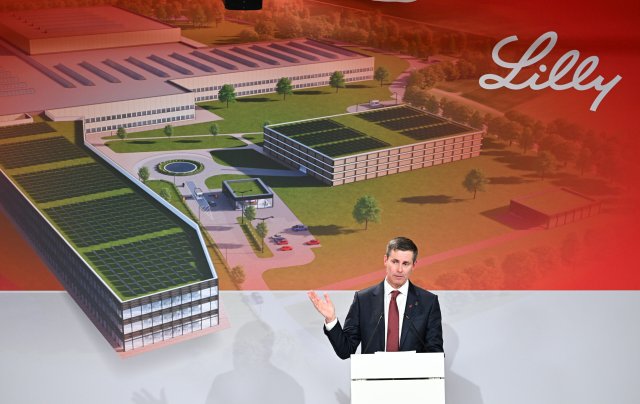 Eli Lilly CEO Dave Ricks beim symbolische Spatenstich der neuen Lilly-Fabrik in Alzey