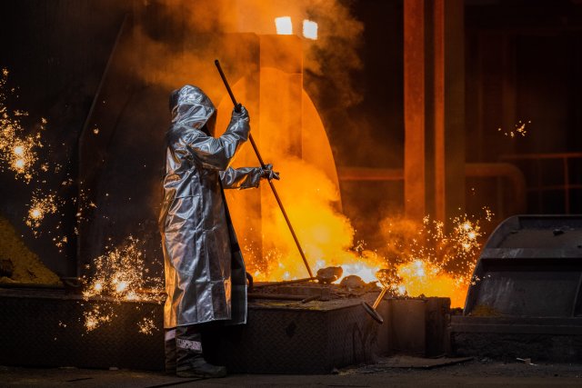 Natürlich gibt es noch klassische Arbeiter, wie die Stahlarbeiter von ThyssenKrupp, doch die traditionelle Arbeiterklasse ist im Westen im Schwinden, erst recht, da große Firmen Produktionsstandorte immer mehr in Billigländer auslagern.