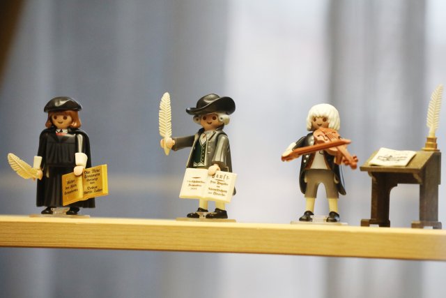 Johann Wolfgang von Goethe gibt es inzwischen auch als Playmobil-Figur, hier zwischen Martin Luther und Johann Sebastian Bach