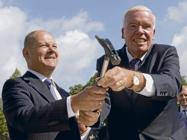 Klaus-Michael Kühne und Olaf Scholz (SPD) bei der Grundsteinlegung für ein Luxushotel, Hamburg im August 2014