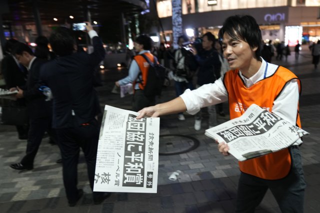 Verteilung einer Sonderausgabe von »Yomiuri Shimbun« nach der Bekanntgabe, dass eine japanische Vereinigung den diesjährigen Friedensnobelpreis erhält.