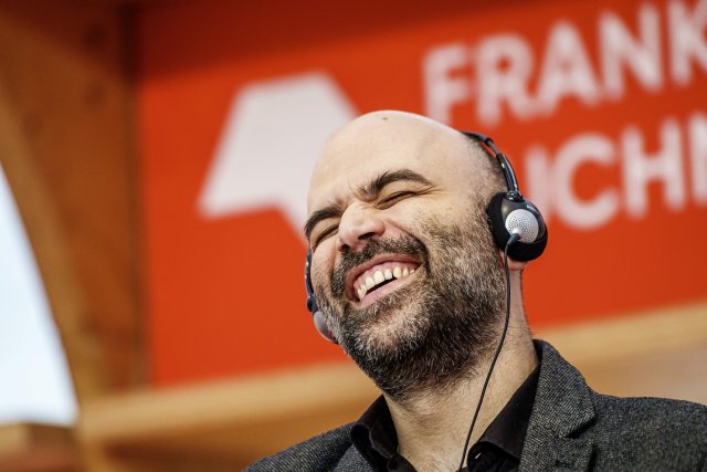 Nicht die Kritik soll negiert werden, sondern der Kritiker selbst: Der Schriftsteller Roberto Saviano war trotzdem der Star der Frankfurter Buchmesse.